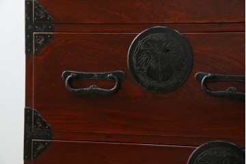 和製アンティーク　明治大正期　前面欅(ケヤキ)材　重厚な金具意匠が魅力の扉付き仙台箪笥　(R-085281)