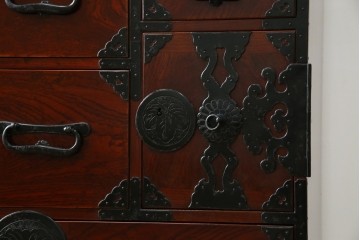 和製アンティーク　明治大正期　前面欅(ケヤキ)材　重厚な金具意匠が魅力の扉付き仙台箪笥　(R-085281)