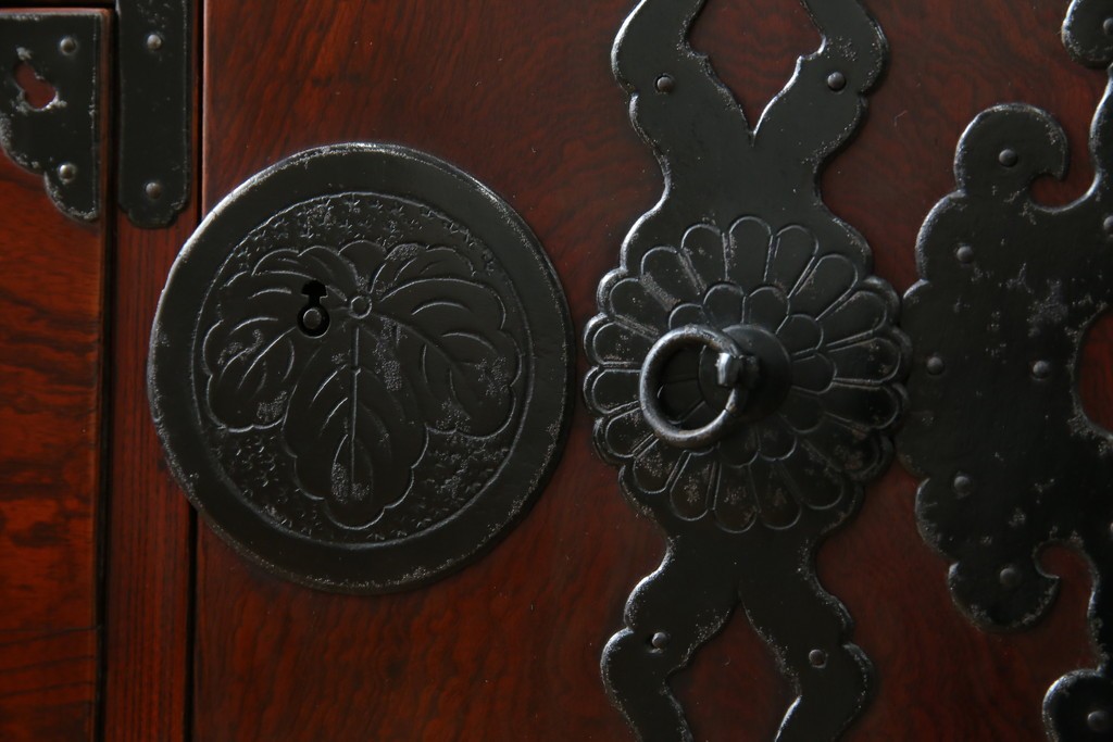 和製アンティーク　明治大正期　前面欅(ケヤキ)材　重厚な金具意匠が魅力の扉付き仙台箪笥　(R-085281)