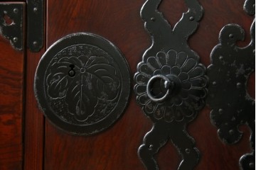 和製アンティーク　明治大正期　前面欅(ケヤキ)材　重厚な金具意匠が魅力の扉付き仙台箪笥　(R-085281)