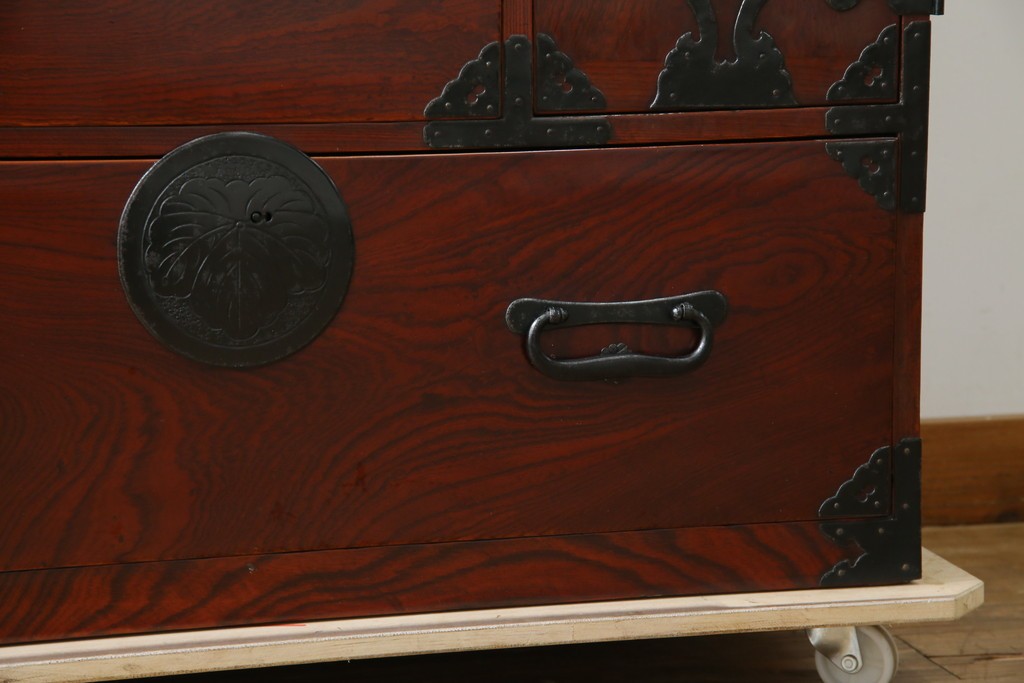 和製アンティーク　明治大正期　前面欅(ケヤキ)材　重厚な金具意匠が魅力の扉付き仙台箪笥　(R-085281)