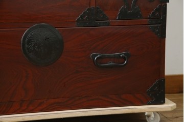 和製アンティーク　明治大正期　前面欅(ケヤキ)材　重厚な金具意匠が魅力の扉付き仙台箪笥　(R-085281)