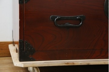 和製アンティーク　明治大正期　前面欅(ケヤキ)材　重厚な金具意匠が魅力の扉付き仙台箪笥　(R-085281)