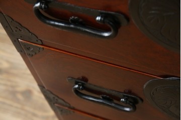 和製アンティーク　明治大正期　前面欅(ケヤキ)材　重厚な金具意匠が魅力の扉付き仙台箪笥　(R-085281)