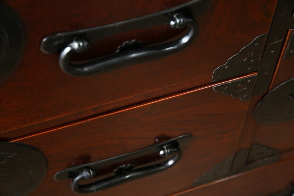 和製アンティーク　明治大正期　前面欅(ケヤキ)材　重厚な金具意匠が魅力の扉付き仙台箪笥　(R-085281)