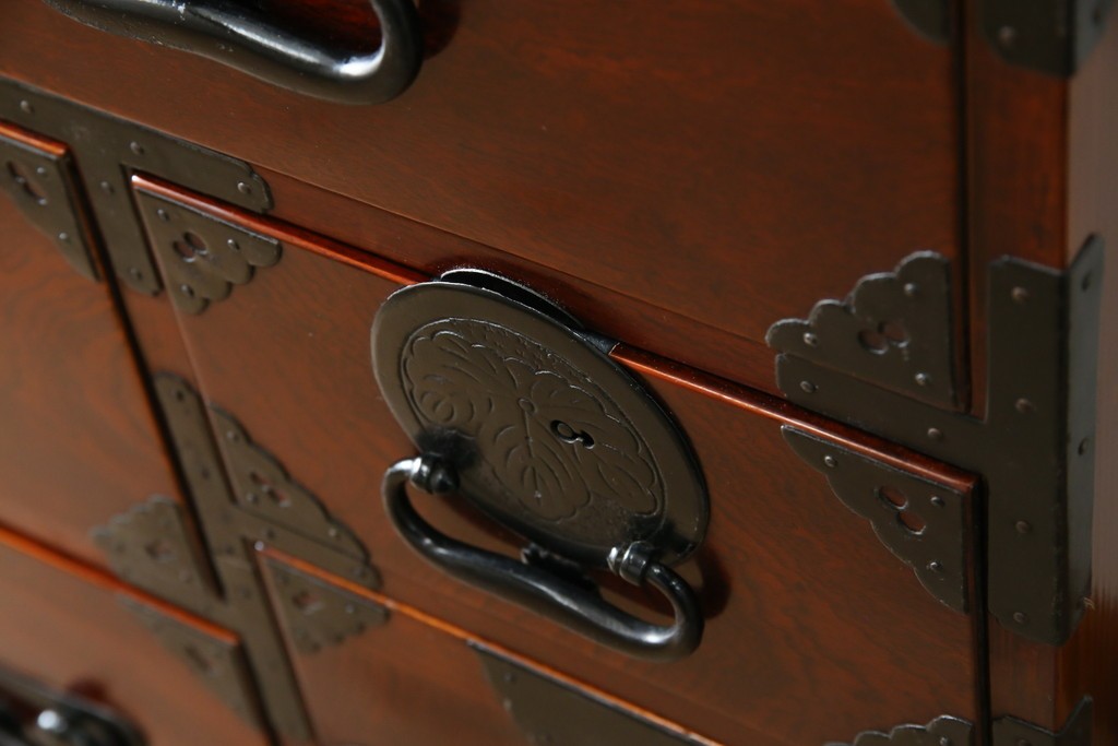 和製アンティーク　明治大正期　前面欅(ケヤキ)材　重厚な金具意匠が魅力の扉付き仙台箪笥　(R-085281)