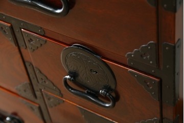 和製アンティーク　明治大正期　前面欅(ケヤキ)材　重厚な金具意匠が魅力の扉付き仙台箪笥　(R-085281)