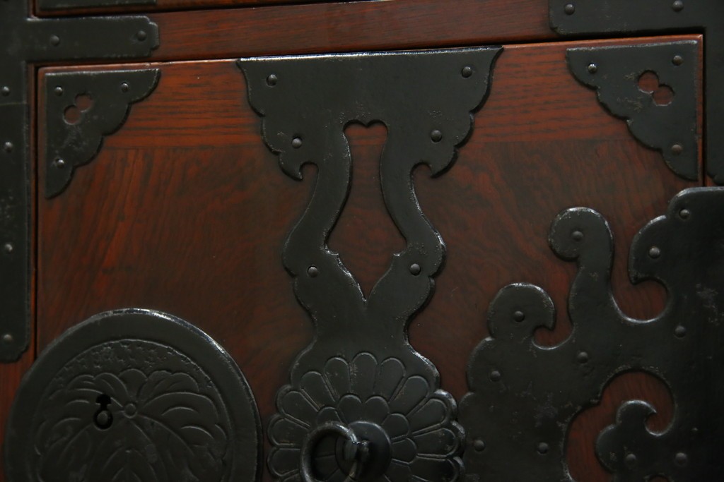 和製アンティーク　明治大正期　前面欅(ケヤキ)材　重厚な金具意匠が魅力の扉付き仙台箪笥　(R-085281)