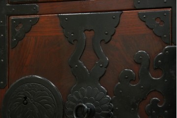 和製アンティーク　明治大正期　前面欅(ケヤキ)材　重厚な金具意匠が魅力の扉付き仙台箪笥　(R-085281)