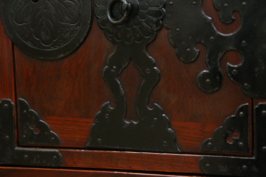 和製アンティーク　明治大正期　前面欅(ケヤキ)材　重厚な金具意匠が魅力の扉付き仙台箪笥　(R-085281)