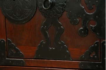 和製アンティーク　明治大正期　前面欅(ケヤキ)材　重厚な金具意匠が魅力の扉付き仙台箪笥　(R-085281)