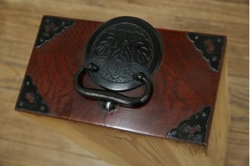 和製アンティーク　明治大正期　前面欅(ケヤキ)材　重厚な金具意匠が魅力の扉付き仙台箪笥　(R-085281)