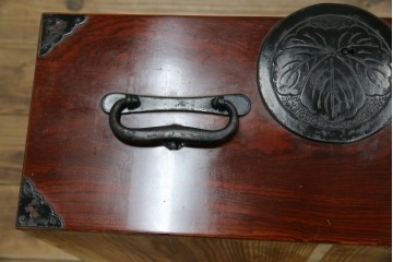 和製アンティーク　明治大正期　前面欅(ケヤキ)材　重厚な金具意匠が魅力の扉付き仙台箪笥　(R-085281)