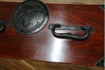 和製アンティーク　明治大正期　前面欅(ケヤキ)材　重厚な金具意匠が魅力の扉付き仙台箪笥　(R-085281)