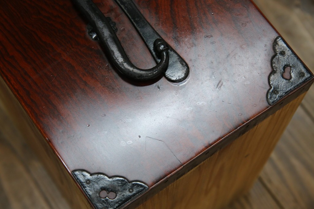 和製アンティーク　明治大正期　前面欅(ケヤキ)材　重厚な金具意匠が魅力の扉付き仙台箪笥　(R-085281)