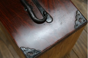 和製アンティーク　明治大正期　前面欅(ケヤキ)材　重厚な金具意匠が魅力の扉付き仙台箪笥　(R-085281)