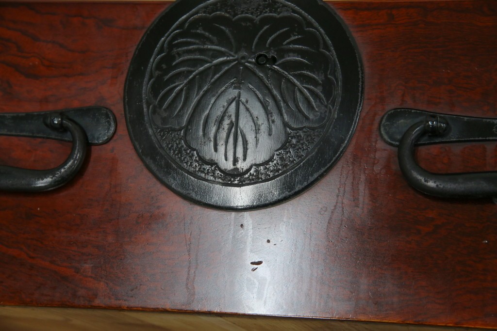 和製アンティーク　明治大正期　前面欅(ケヤキ)材　重厚な金具意匠が魅力の扉付き仙台箪笥　(R-085281)