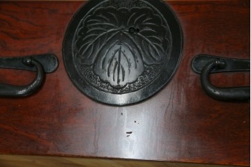 和製アンティーク　明治大正期　前面欅(ケヤキ)材　重厚な金具意匠が魅力の扉付き仙台箪笥　(R-085281)