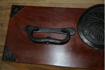 和製アンティーク　明治大正期　前面欅(ケヤキ)材　重厚な金具意匠が魅力の扉付き仙台箪笥　(R-085281)