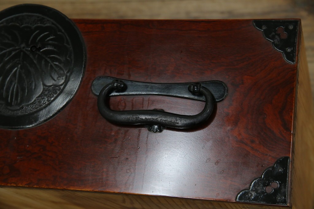 和製アンティーク　明治大正期　前面欅(ケヤキ)材　重厚な金具意匠が魅力の扉付き仙台箪笥　(R-085281)