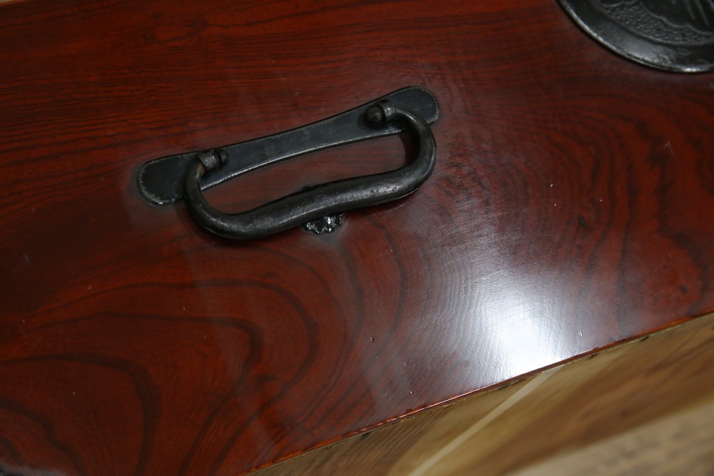 和製アンティーク　明治大正期　前面欅(ケヤキ)材　重厚な金具意匠が魅力の扉付き仙台箪笥　(R-085281)