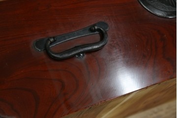 和製アンティーク　明治大正期　前面欅(ケヤキ)材　重厚な金具意匠が魅力の扉付き仙台箪笥　(R-085281)