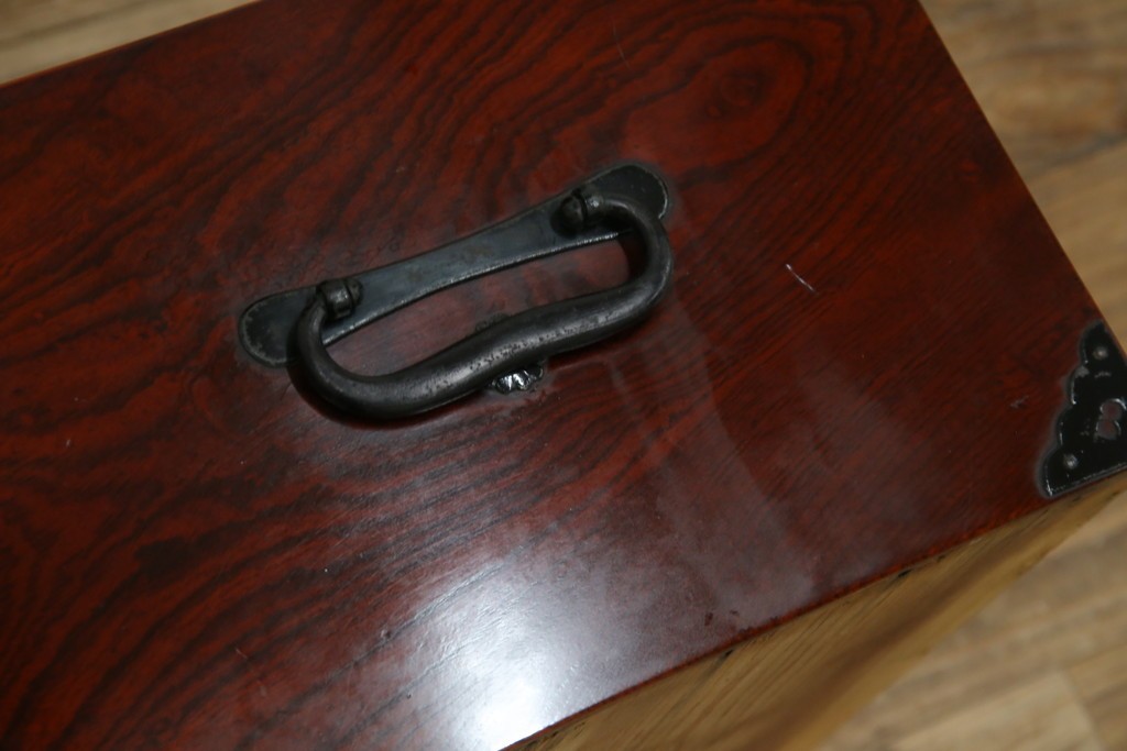 和製アンティーク　明治大正期　前面欅(ケヤキ)材　重厚な金具意匠が魅力の扉付き仙台箪笥　(R-085281)