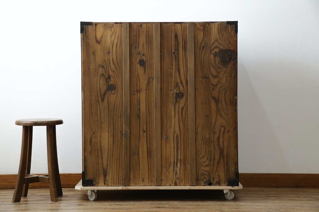 和製アンティーク　明治大正期　前面欅(ケヤキ)材　重厚な金具意匠が魅力の扉付き仙台箪笥　(R-085281)