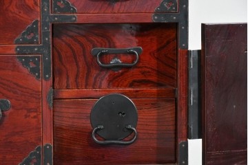 和製アンティーク　明治大正期　前面欅(ケヤキ)材　重厚な金具意匠が魅力の扉付き仙台箪笥　(R-085281)