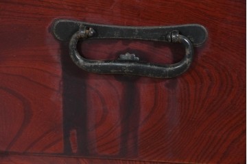 和製アンティーク　明治大正期　前面欅(ケヤキ)材　重厚な金具意匠が魅力の扉付き仙台箪笥　(R-085281)