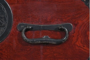 和製アンティーク　明治大正期　前面欅(ケヤキ)材　重厚な金具意匠が魅力の扉付き仙台箪笥　(R-085281)