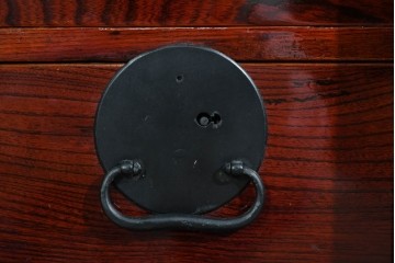 和製アンティーク　明治大正期　前面欅(ケヤキ)材　重厚な金具意匠が魅力の扉付き仙台箪笥　(R-085281)