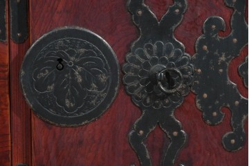 和製アンティーク　明治大正期　前面欅(ケヤキ)材　重厚な金具意匠が魅力の扉付き仙台箪笥　(R-085281)