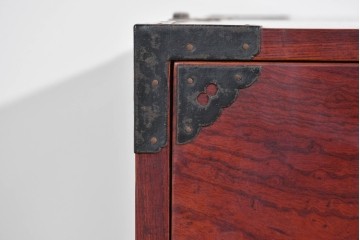 和製アンティーク　明治大正期　前面欅(ケヤキ)材　重厚な金具意匠が魅力の扉付き仙台箪笥　(R-085281)