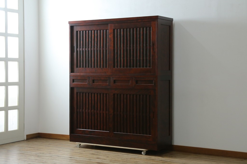 中古　美品　九州民芸家具　深みのある色調と格子意匠が魅力の重ね水屋箪笥　(R-085282)