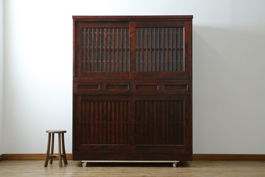 中古　美品　九州民芸家具　深みのある色調と格子意匠が魅力の重ね水屋箪笥　(R-085282)