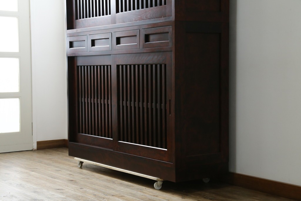 中古　美品　九州民芸家具　深みのある色調と格子意匠が魅力の重ね水屋箪笥　(R-085282)