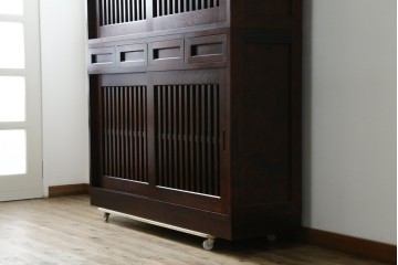 中古　美品　九州民芸家具　深みのある色調と格子意匠が魅力の重ね水屋箪笥　(R-085282)