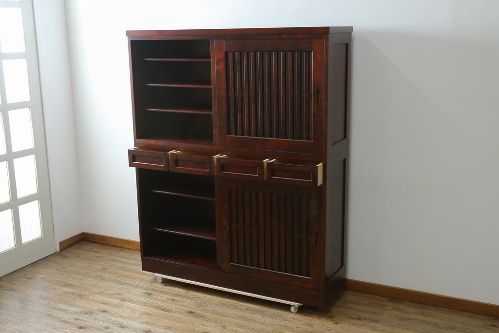 中古　美品　九州民芸家具　深みのある色調と格子意匠が魅力の重ね水屋箪笥　(R-085282)