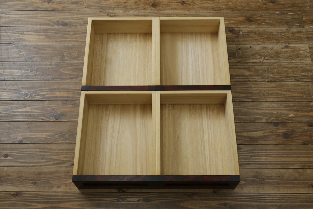 中古　美品　九州民芸家具　深みのある色調と格子意匠が魅力の重ね水屋箪笥　(R-085282)