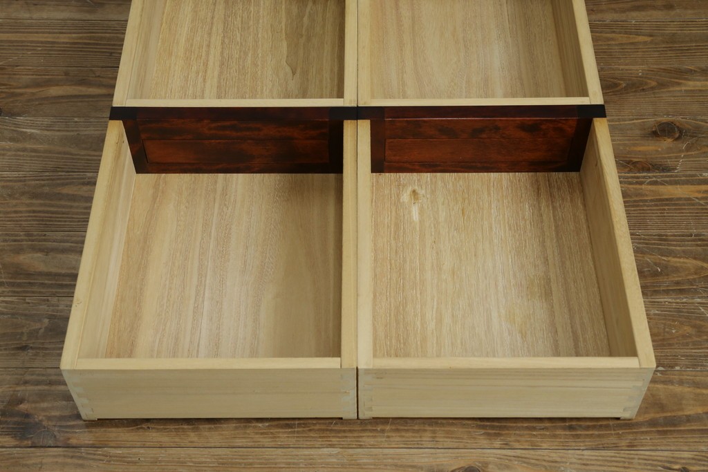 中古　美品　九州民芸家具　深みのある色調と格子意匠が魅力の重ね水屋箪笥　(R-085282)