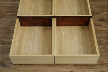 中古　美品　九州民芸家具　深みのある色調と格子意匠が魅力の重ね水屋箪笥　(R-085282)