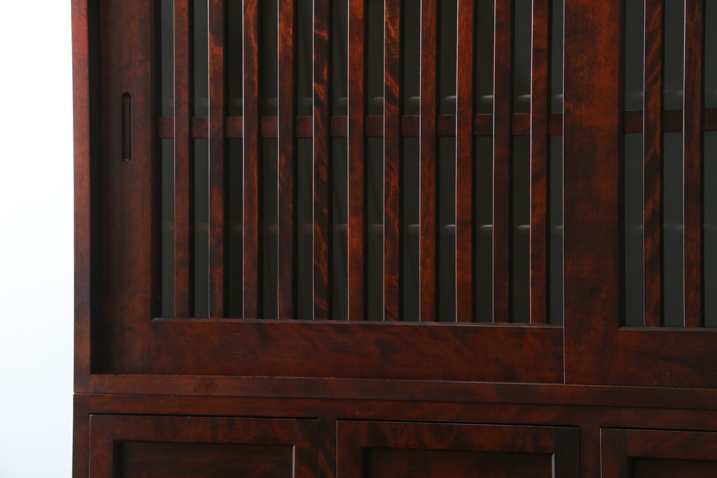 中古　美品　九州民芸家具　深みのある色調と格子意匠が魅力の重ね水屋箪笥　(R-085282)