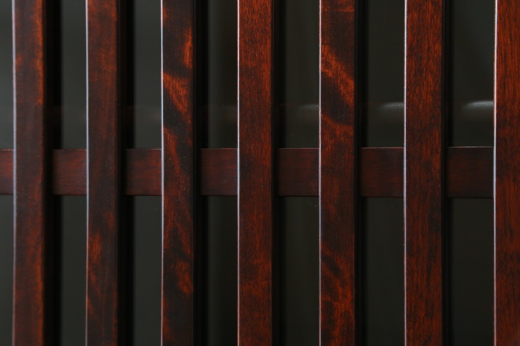 中古　美品　九州民芸家具　深みのある色調と格子意匠が魅力の重ね水屋箪笥　(R-085282)