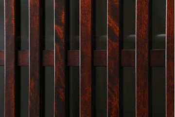 中古　美品　九州民芸家具　深みのある色調と格子意匠が魅力の重ね水屋箪笥　(R-085282)