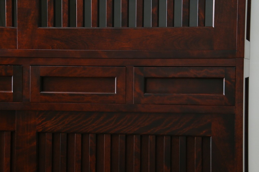 中古　美品　九州民芸家具　深みのある色調と格子意匠が魅力の重ね水屋箪笥　(R-085282)