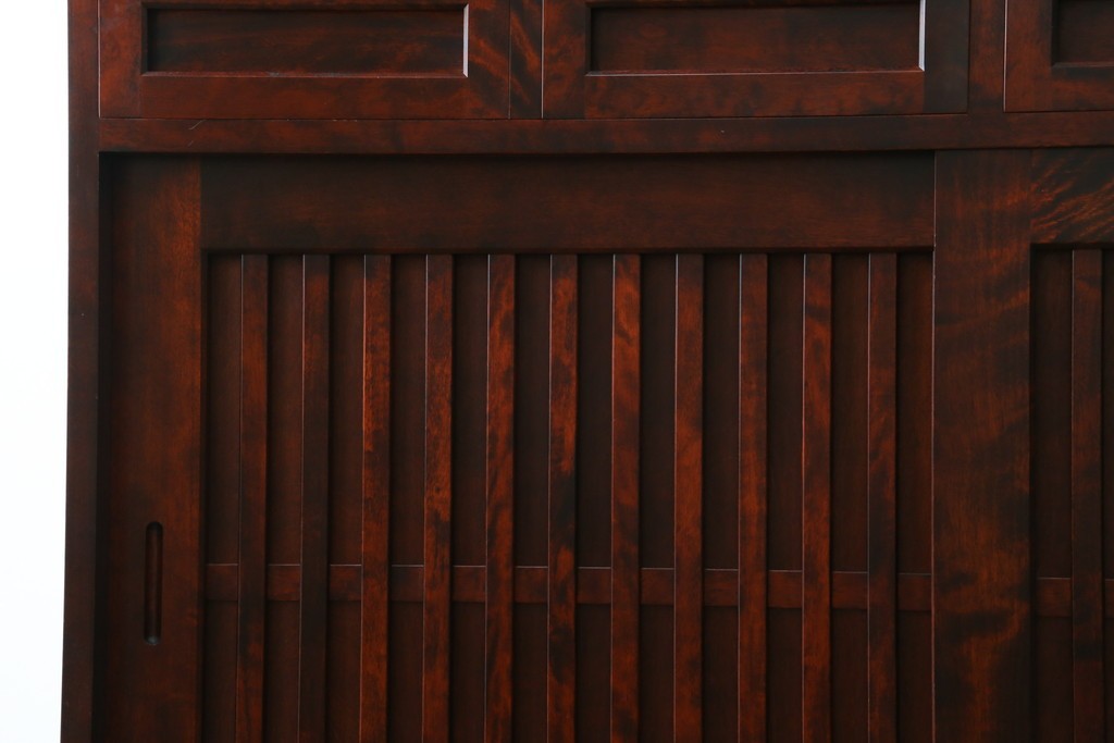 中古　美品　九州民芸家具　深みのある色調と格子意匠が魅力の重ね水屋箪笥　(R-085282)