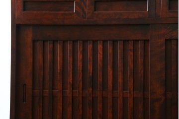 中古　美品　九州民芸家具　深みのある色調と格子意匠が魅力の重ね水屋箪笥　(R-085282)