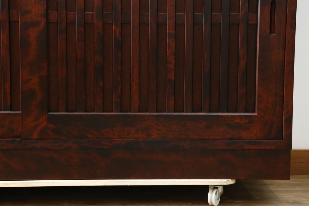 中古　美品　九州民芸家具　深みのある色調と格子意匠が魅力の重ね水屋箪笥　(R-085282)