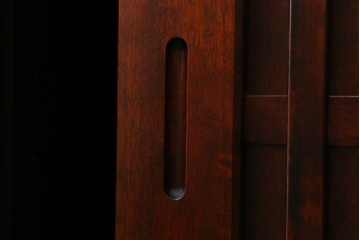 中古　美品　九州民芸家具　深みのある色調と格子意匠が魅力の重ね水屋箪笥　(R-085282)